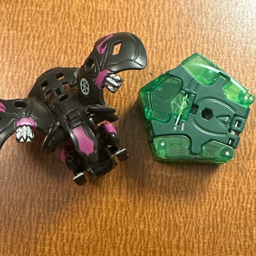 Bakugan Amphrog Green Ventus and Griswing Darkus